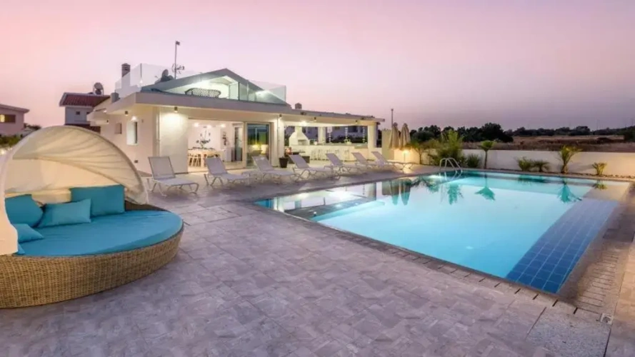 5 Bedrooms Luxury Villa