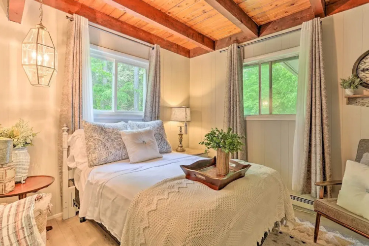 Welcoming Poconos Retreat w/ Deck & Pool Access