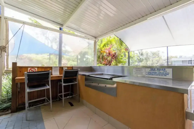Cosy Central Burleigh Getaway