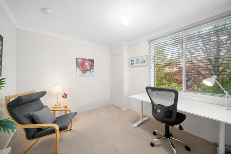 Stylish 1-bed Stay With Balcony & Study