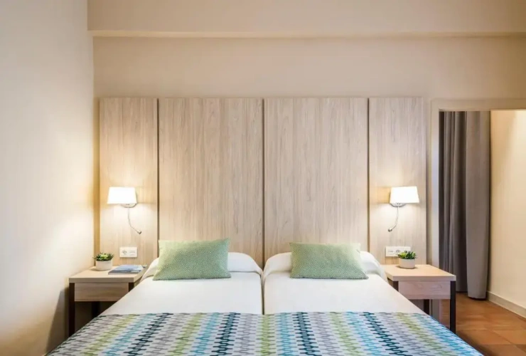 Standard Triple room
