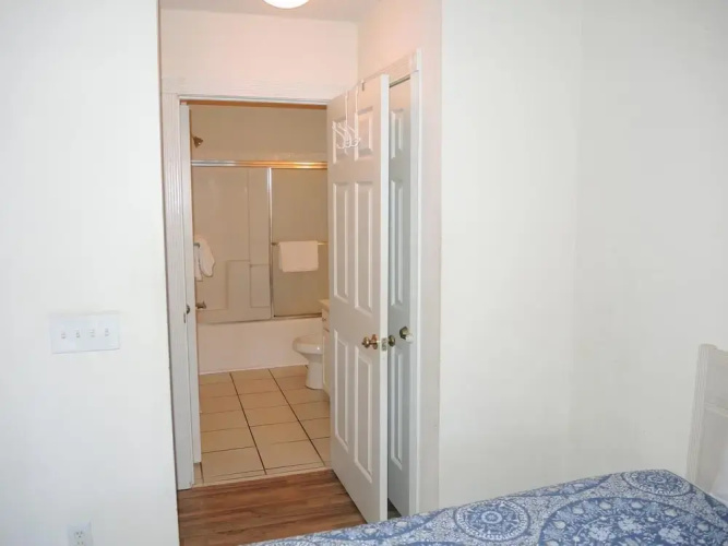 1202m 1 Bedroom Condo by RedAwning