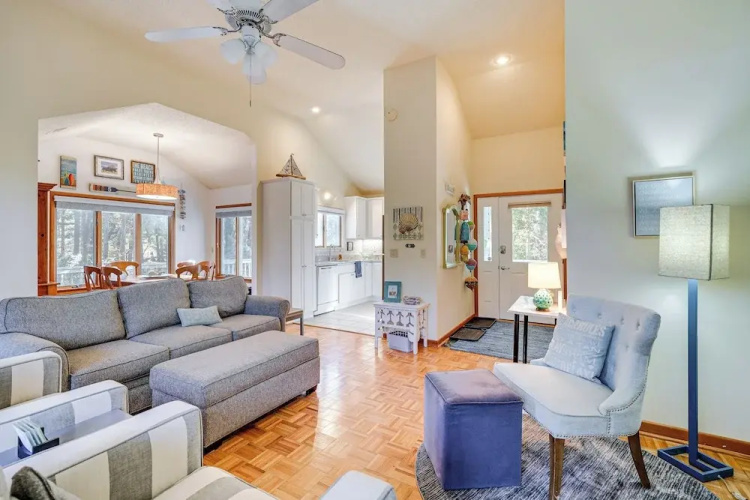 1 Mi to Beach Access: Southern Shores Gem w/ Deck