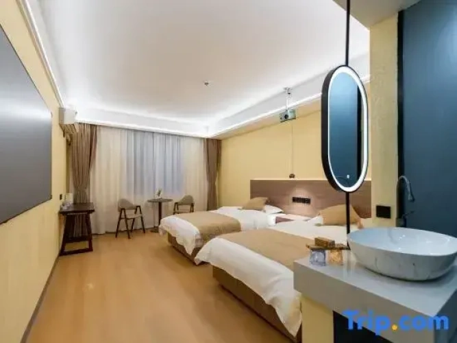 Standard Twin room with mountain view