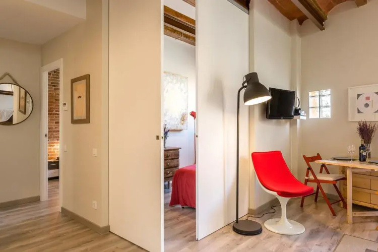 1 BR Vintage Suite with Balcony - HOA 42158