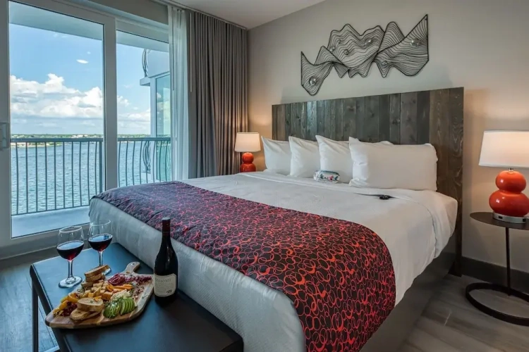 2 Bedrooms Suite with balcony and with bay view