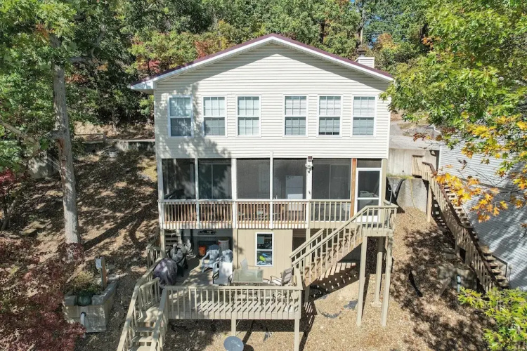 Close to The Strip, Private Dock & Screened Deck!