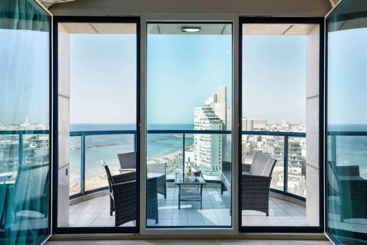 Beautiful w Balcony & Panoramic Sea View