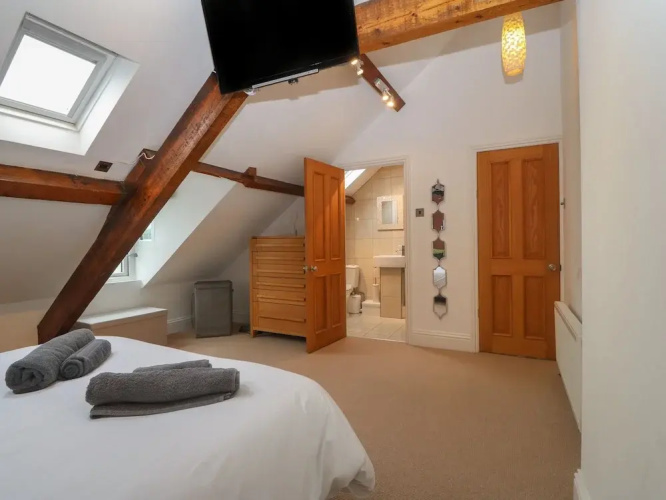 Apartment 2, Gorwel Glas
