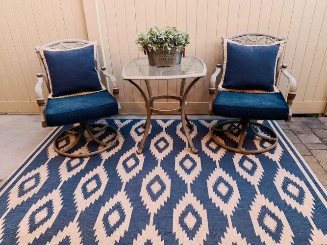 Easy Stay for 9 Workspace Pets OK Shop Dine