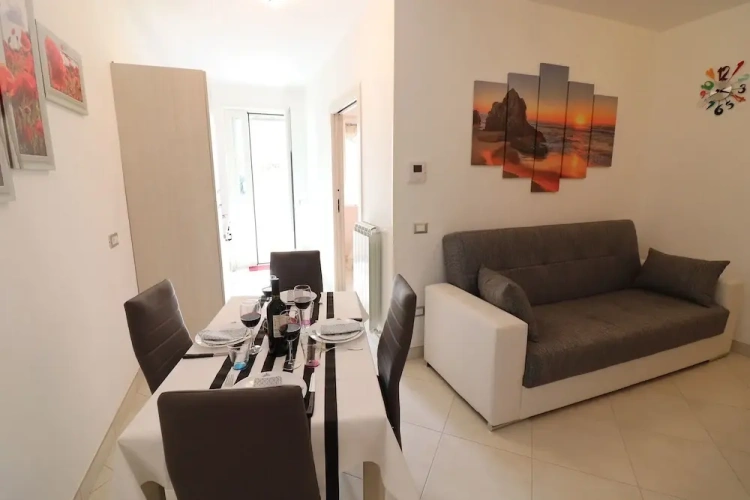 1 Bedroom Cottage with balcony and with city view