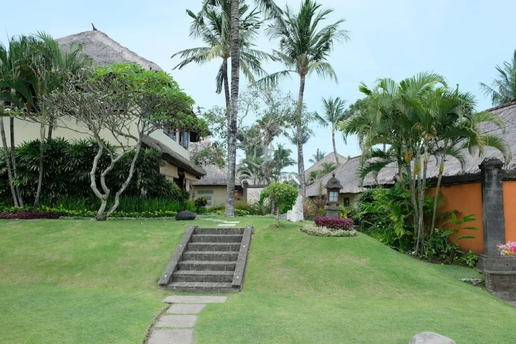 Twin Cottage with garden view