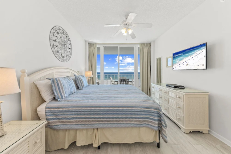 Lighthouse Condos by Hosteeva