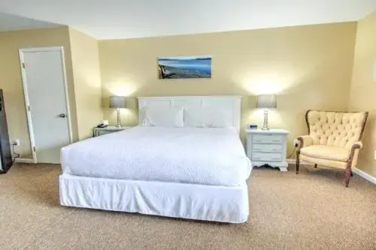 East Shore Lodging