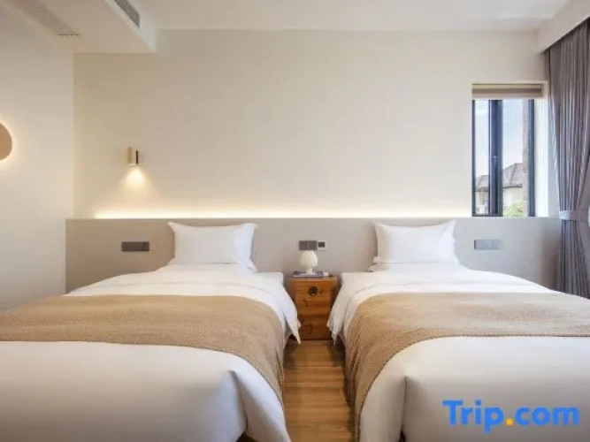 Standard Twin room with balcony