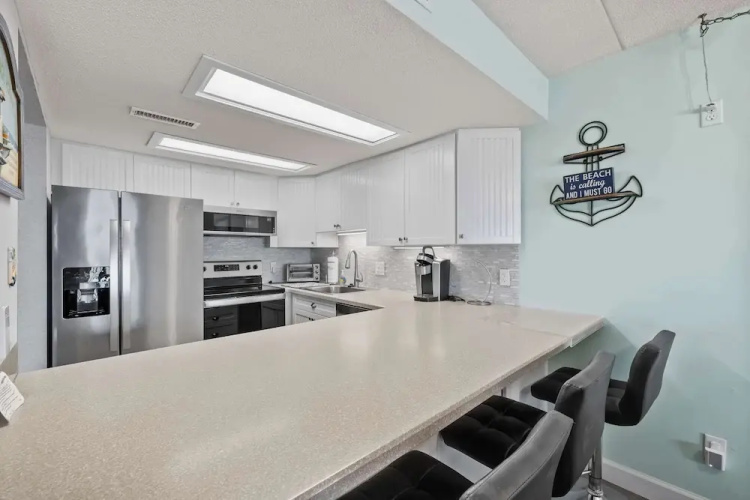 Mariner 1 3M Oceanfront 2BR Condo, Balcony Views & Modern Comfort