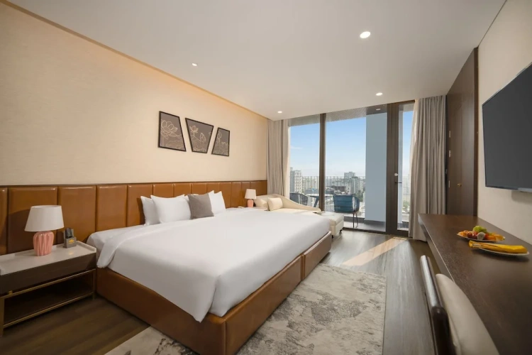 Deluxe room with balcony and with city view