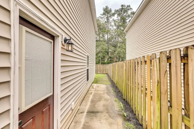 Charming North Charleston Townhome - Pets Welcome!