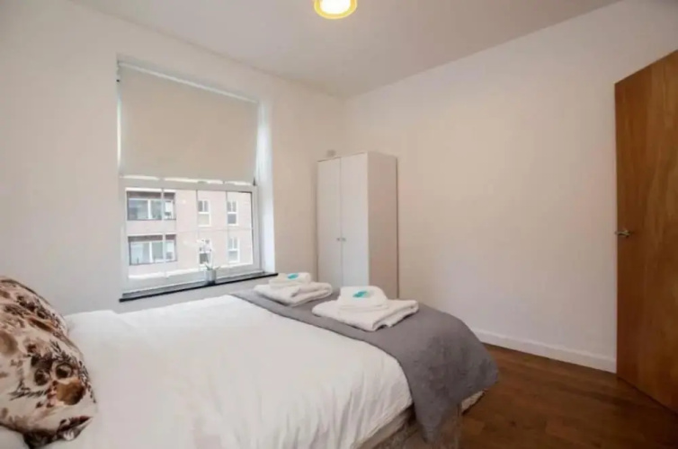 4 Bed Flat - Sleeps 10 - Pets - Parking