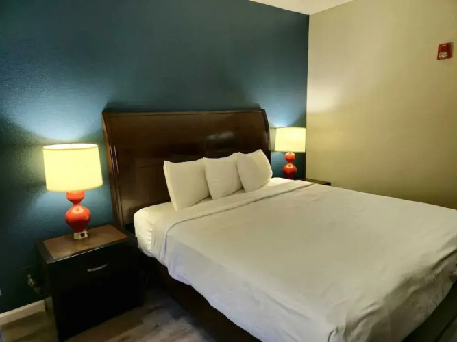 Budget Inn, Hwy 41