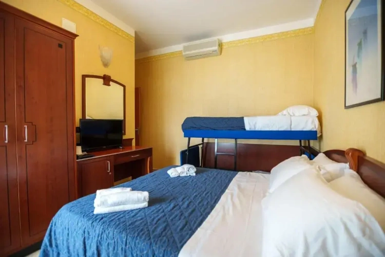 Standard Quadruple room with sea view