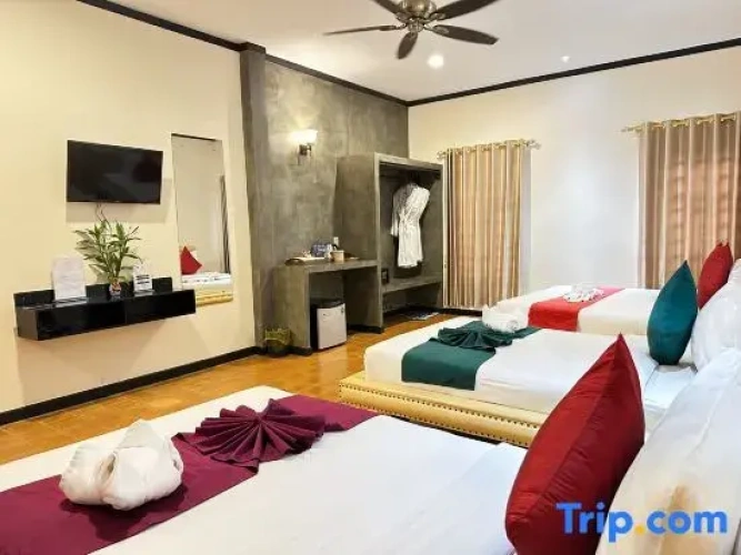 Deluxe Quadruple Family room