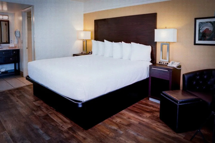 Pines Inn & Suites