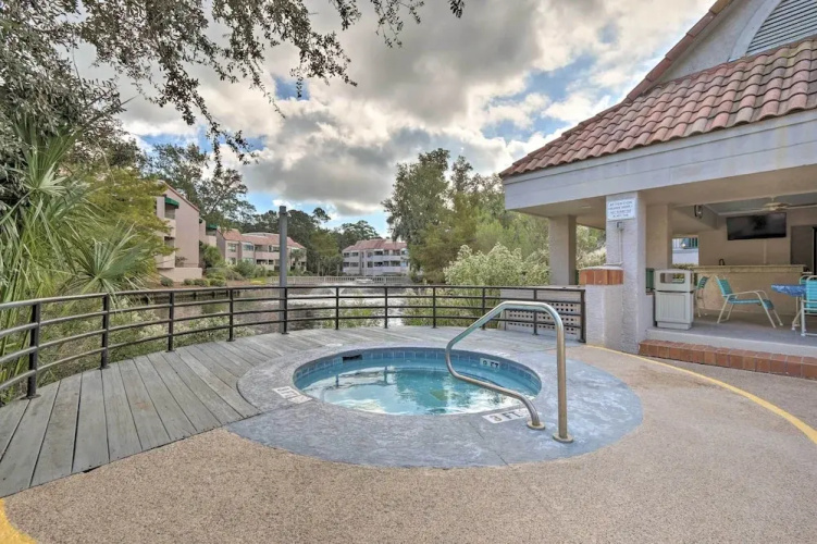 2 Mi to Beach: Condo w/ Pool Access in Hilton Head