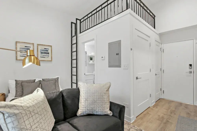 Elite Studio Apt near Shops in Uptown