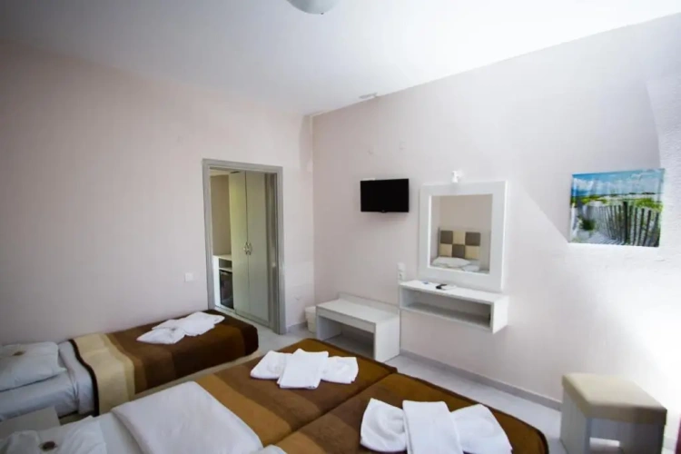 Standard Triple room with garden view