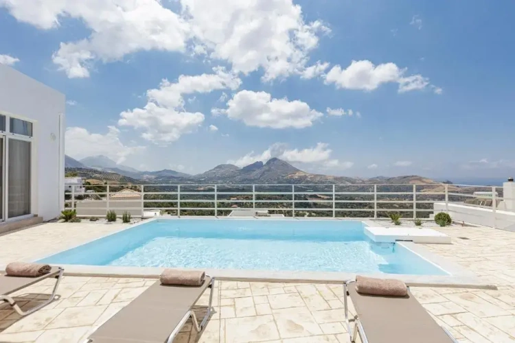 2 Bedrooms Villa