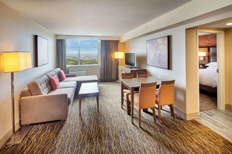 DoubleTree by Hilton Toronto Airport