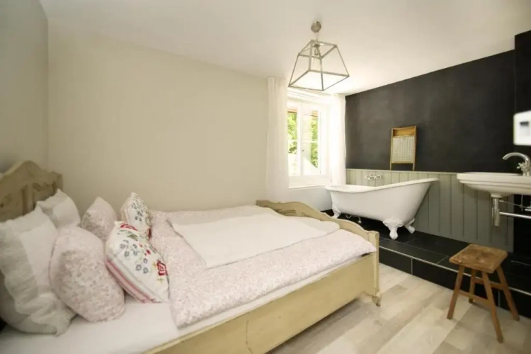 Standard Sextuple Family room