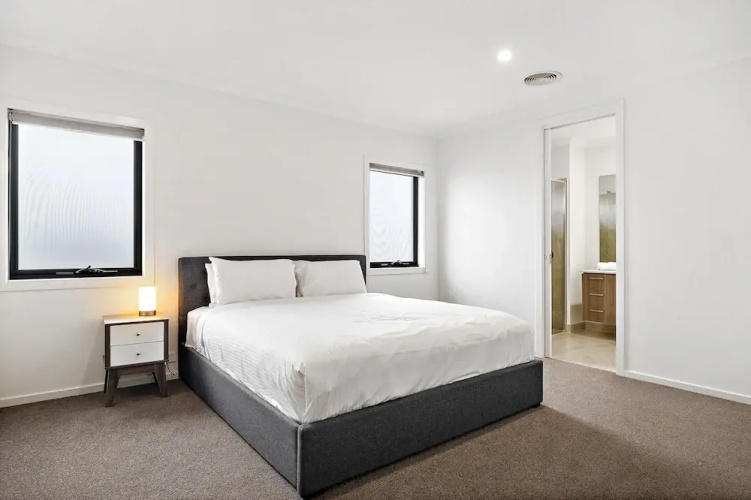 Spacious 5-bed Home in Peaceful Point Cook