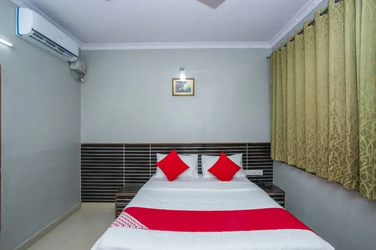 OYO Flagship 18338 White Fort