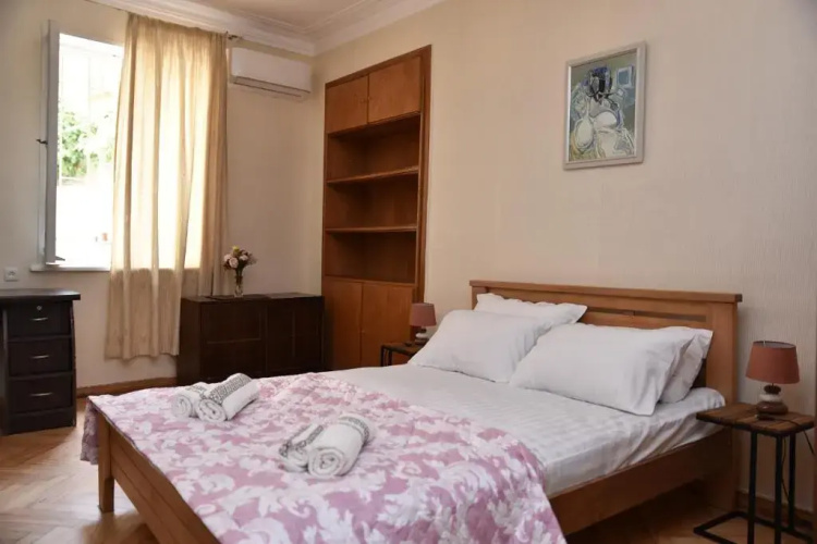 3 BD App with cozy Garden