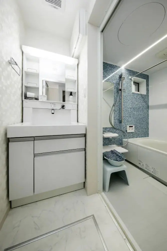 Higashi-Rokugo House WHITE by Tranova