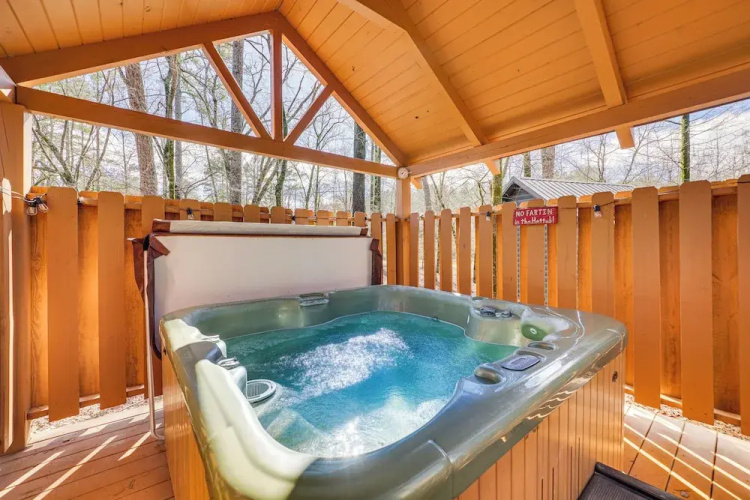 Broken Bow Cabin w/ Hot Tub ~ 5 Mi to State Park!