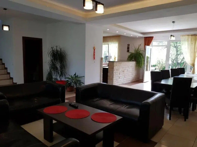 5 Bedrooms Cottage