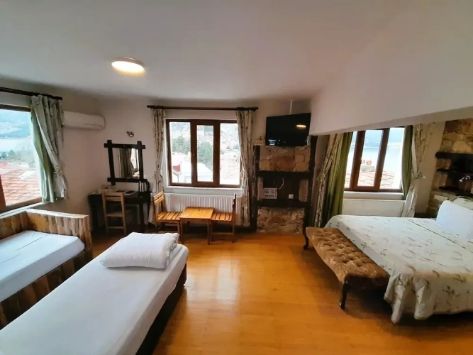 Standard Quadruple room with partial view