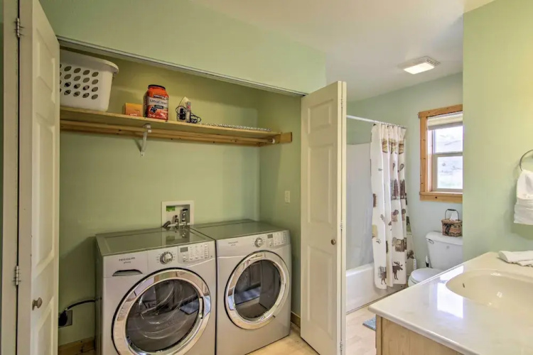 Airy Emigrant Townhome w/ Sweeping Mtn Views!