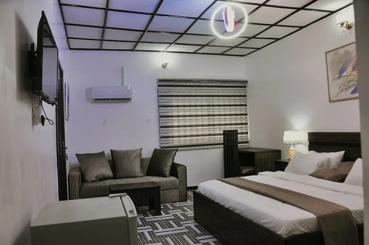 Jolie Suites