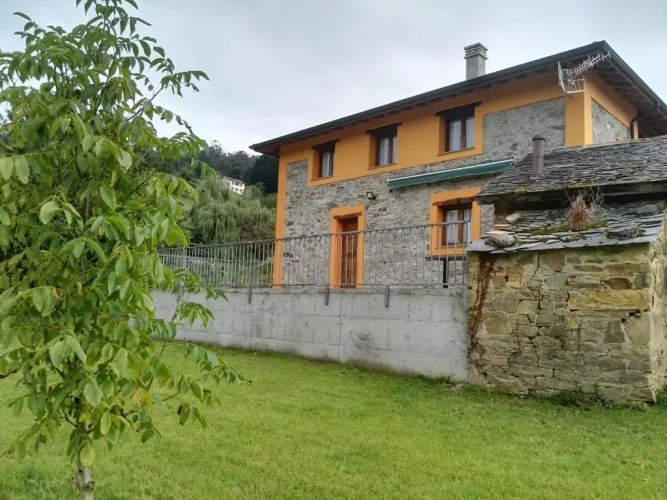 5 Bedrooms Cottage