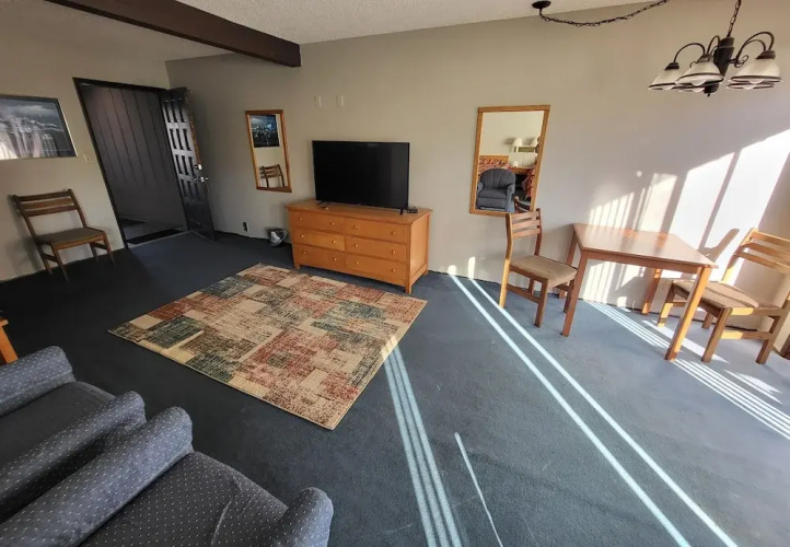 Lakeshore Lodge