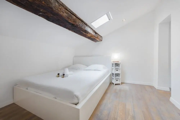 Cosy Duplex Overlooking the "rue de la Loge"!