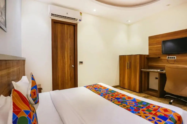 Fabhotel Royal Touch