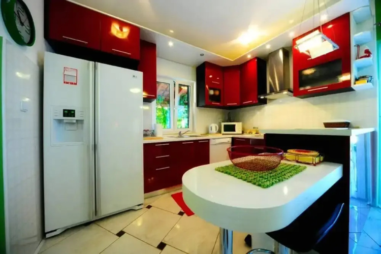 4 Bed Villa Sleeps 9 - Pool, Pets, Garden, Parking