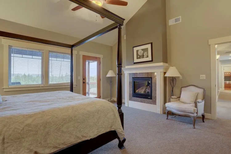 Spacious Five Peaks Home with Soaking Tub and BBQ by RedAwning
