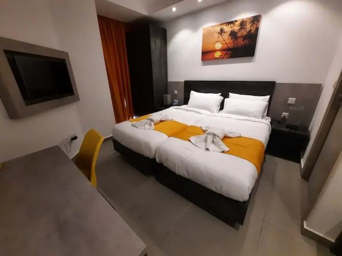 Shoreline Hotel