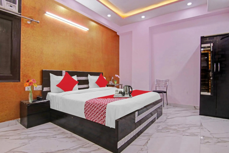 OYO Flagship 70281 Hotel Rishabh Inn